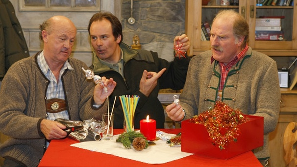 Von links: Almwirt Dominik (Hans Stadlbauer), Förster Lorenz Bauer (Andreas Kern) und Almwirt Severin (Bernd Helfrich). | Bild: BR/Foto Sessner