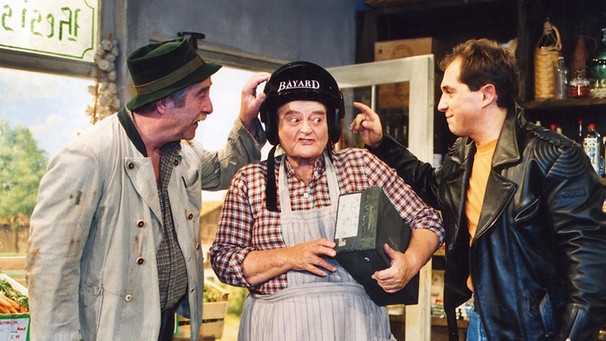 Chiemgauer Volkstheater - Die Kramer Res: Von links: Freibier-Toni (Egon Biscan), Thereseia Schinagl (Amsi Kern),  "Rasender Rudi"  (Christian Burghartswieser). | Bild: BR/Foto Sessner