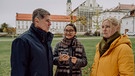 Dahoam is Dahoam: Vera (Sybille Waury, rechts) ist zunehmend genervt von Bambergers (Horst Kummeth) Besserwisserei. Mit Lien (Nui Nguyen). | Bild: BR/Nadya Jakobs