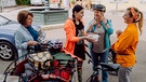 Dahoam is Dahoam: Rosi (Brigitte Walbrun, links), Tina (Anita Eichhorn, 2. von links) und Vera (Sybille Waury, 2. von rechts) machen sich auf den Weg zur BR-Radltour. Mit Sarah (Sophie Reiml, rechts). | Bild: BR/Nadya Jakobs