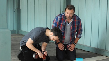 Dahoam is Dahoam: Felix (Shayan Hartmann, links) und Gregor (Holger Matthias Wilhelm, rechts) reparieren gemeinsam das Salettl. | Bild: BR/Marco Orlando Pichler