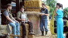 Dahoam is Dahoam: Vor dem Voglhof machen Sverin, Stadlbauer und Sophia eine kleine Brotzeit. Von links: Severin (Andi Gießer), Stadlbauer (Andreas Geiss), Sophia (Patricia Freund), Katharina (Carina Dengler).  | Bild: BR/Marco Orlando Pichler