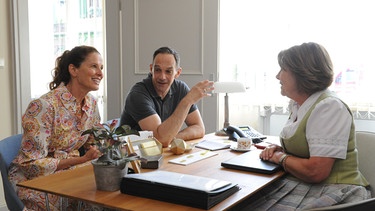 Dahoam is Dahoam: Annalena und Mike besprechen mit Rosi die Organisation des Vereinswettbewerbs. Von links: Annelena (Heidrun Gärtner), Mike (Harry Blank) und Rosi (Brigitte Walbrun). | Bild: BR/Marco Orlando Pichler