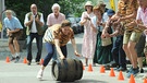 Dahoam is Dahoam: Annalena (Heidrun Gärtner) gibt bei den Lansinger Spielen beim Bierfassrollen alles. Im Hintergrund Komparserie. | Bild: BR/Marco Orlando Pichler