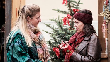 Dahoam is Dahoam: Doro (Marion Niederländer, rechts) erzählt Sarah (Sophie Reiml, links) von Tinas Sorgen hinsichtlich des Prana-Kurses. | Bild: BR/Lena Semmelroggen