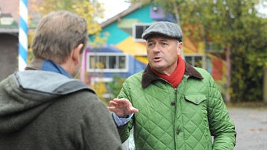 Dahoam is Dahoam: Hubert (Bernhard Ulrich, rechts) spricht mit Gregor (Holger Matthias Wilhelm, links) über sein Unverständnis gegenüber Mikes Fehltritt. | Bild: BR/Marco Orlando Pichler