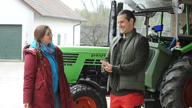 Dahoam is Dahoam: Sophia (Patricia Freund) und Julian (Sandro Kirtzel) unterhalten sich auf dem Hof. | Bild: BR/Marco Orlando Pichler