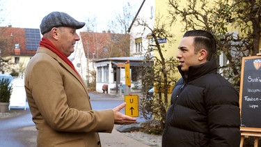 Dahoam is Dahoam: Hubert (Bernhard Ulrich) spricht mit Leon (Joel Akgün) über seine Vergangenheit. | Bild: BR/Marco Orlando Pichler