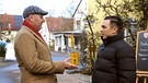 Dahoam is Dahoam: Hubert (Bernhard Ulrich) spricht mit Leon (Joel Akgün) über seine Vergangenheit. | Bild: BR/Marco Orlando Pichler