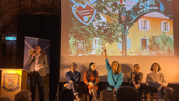 Die Schauspielerinnen und Schauspieler von "Dahoam is Dahoam" bei der Autorentour 2024 in Zwiesel - von links: Bernhard Ulrich, Harry Blank, Anita Eichhorn, Heidrun Gärtner, Nui Nguyen und Marinus Hohmann. | Bild: BR