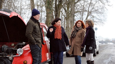 Gerade als Bamberger mit seiner Ente liegen bleibt, kommen die Landfrauen vorbei. Von links: Roland Bamberger (Horst Kummeth), Monika Vogl (Christine Reimer), Landfrau Gabi (Manuela Furtner) und Landfrau Katharina (Martha Hoffmann). | Bild: BR/Marco Orlando Pichler