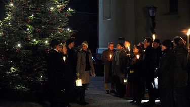 Alle Lansinger sind gerührt, als der Weihnachtsbaum endlich leuchtet. | Bild: BR/Marco Orlando Pichler