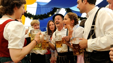 Lansing feiert auf der Wiesn. Von links: Xaver (Michael Schreiner), Bürgermeister Schattenhofer (Werner Rom), Trixi (Doreen Dietel) und Mike Preissinger (Harry Blank) | Bild: BR/Marco Orlando Pichler