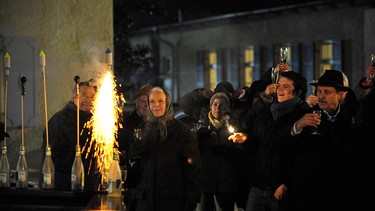 Die Lansinger feiern Vor-Silvester. Von links: Alois Preissinger (Erich Hallhuber sen.), Theresa (Ursula Erber), Florian Brunner (Tommy Schwimmer) und Bürgermeister Schattenhofer (Werner Rom). | Bild: BR/Marco Orlando Pichler