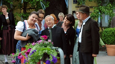 Die Lansinger hoffen, dass dem Juror der Blumenschmuck gefällt. Von links: Monika Vogl (Christine Reimer), Trixi Preissinger (Doreen Dietel), Michael Gerstl (Gerd Lohmeyer), Rosi Brunner (Brigitte Walbrun), Maria Kirchleitner (Daniela März) und Bürgermeister Schattenhofer (Werner Rom). | Bild: BR/Marco Orlando Pichler