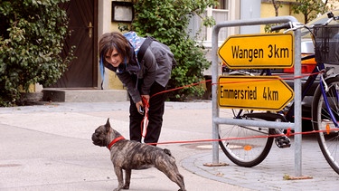 Nina (Andrea Schmitt) passt auf Schattenhofers Hund Louise auf. | Bild: BR/Marco Orlando Pichler