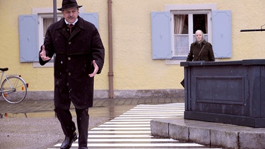 Schattenhofer ist fest entschlossen, die Schmierfinken zu finden, die hinter dem Zebrastreifen stecken. Von links: Bürgermeister Schattenhofer (Werner Rom) und Theresa Brunner (Ursula Erber). | Bild: BR/Marco Orlando Pichler