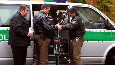 Pfarrer Neuner (Peter Rappenglück) darf mit dem frisierten Radl nicht weiterfahren. | Bild: BR/Marco Orlando Pichler