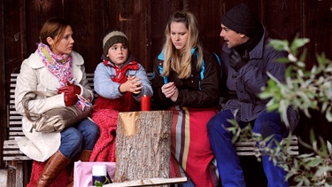 Trixi und Mike sind erleichtert, als sie die Kinder vor der Waldhütte finden. Von links: Trixi (Doreen Dietel), Christian (Marinus Kaffl), Yvonne (Alexa Eilers) und Mike Preissinger (Harry Blank). | Bild: BR/Marco Orlando Pichler