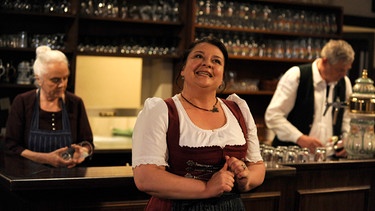 Monika ist zuversichtlich, dass beim Besuch der Kini-Fans alles nach Plan läuft. Von links: Theresa Brunner (Ursula Erber), Monika Vogl (Christine Reimer) und Joseph Brunner (Wilhelm Manske). | Bild: BR/Marco Orlando Pichler