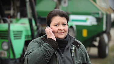 Monika (Christine Reimer) hofft, dass sie über den Bauernverband schnellstmöglich einen Ersatz für Pavel bekommt. | Bild: BR/Marco Orlando Pichler