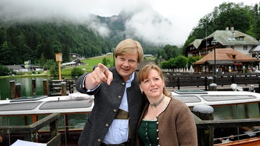 Vroni und Max kommen sich bei ihrem Ausflug an den Königssee tatsächlich wieder näher. Von links: Max (Michael A. Grimm) und Vroni Brunner (Senta Auth). | Bild: BR/Marco Orlando Pichler