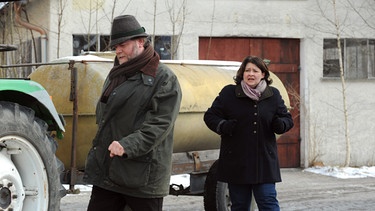 Moni plagt das schlechte Gewissen, weil Stadlbauer wegen ihr nun einen verletzten Fuß hat. Von links: Stadlbauer (Andreas Geiss) und Monika Vogl (Christine Reimer). | Bild: BR/Marco Orlando Pichler