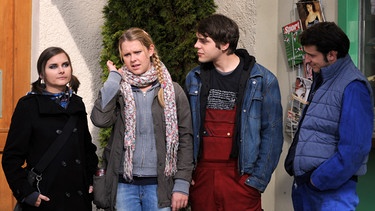 Yvi lässt sich auf eine kleine Feier ein. Von links: Nina Kreutzer (Andrea Schmitt), Yvonne Preissinger (Alexa Eilers), Korbinian (Marco Bretscher-Coschignano) und Florian Brunner (Tommy Schwimmer). | Bild: BR/Marco Orlando Pichler