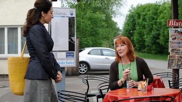 Yildiz versucht Bambergers Studienkollegin auszuloten. Von links: Yildiz Kesoglu (Jale Arikan) und Hanna (Petra Auer-Frey). | Bild: BR/Marco Orlando Pichler