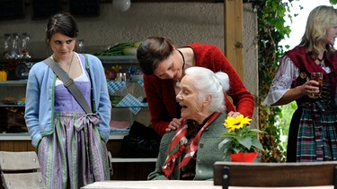 Saskia macht sich nach dem Schwächeanfall große Sorgen um Theresa. Von links: Saskia (Joyce Ilg), Annalena (Heidrun Gärtner) und Theresa Brunner (Ursula Erber). | Bild: BR/Marco Orlando Pichler