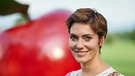 Dahoam is Dahoam: Fanny Lechner (Katrin Lux) mit Apfel. | Bild: BR