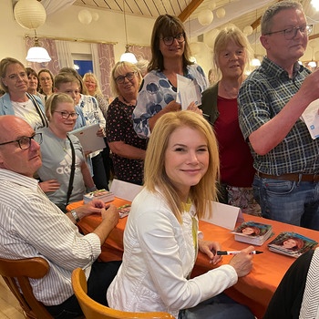 "Dahoam is Dahoam"-Autorentour 2024 in Tann: Die Schauspielerinnen und Schauspieler schreiben Autogramme (von links: Bernhard Ulrich und Silke Popp). | Bild: BR