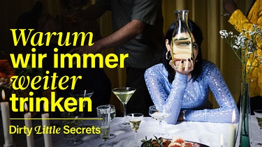 Dirty Little Secrets - Staffel 2 Alkohol: Eine junge Frau sitzt an einem Tisch, vor sich viele Weingläser. Ihr Gesicht wird von einer gläsernen Weinkaraffe zu einer Fratze verzehrt. Im Hintergrund amüsieren sich Partygäste. | Bild: BR/Max Hofstetter, Hannah Wiesner