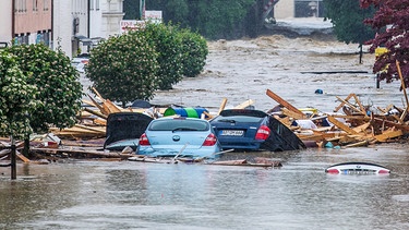 Autos schwimmen am 01.06.2016 in Simbach am Inn (Landkreis Rottal-Inn) mit dem Heck nach oben zwischen Holzteilen im Hochwasser: Nach der Flut ist vor der Flut - Hochwasserschutz in Bayern  | Bild: picture-alliance/dpa