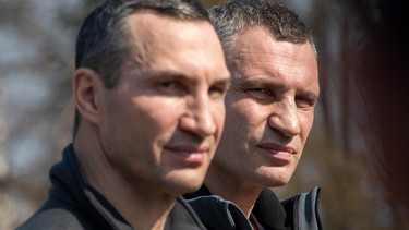 Kiews Bürgermeister Vitali Klitschko (rechts) und sein Bruder Wladimir während einer Pressekonferenzn im März 2022 in Kiew. | Bild: picture alliance / dmg media Licensing | Jamie Wiseman