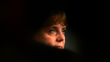 Eine Frau zwischen Raute und Krise: Angela Merkel, die erste Bundeskanzlerin Deutschlands. | Bild: bb/SWR/MDR/Looksfilm/, honorarfre