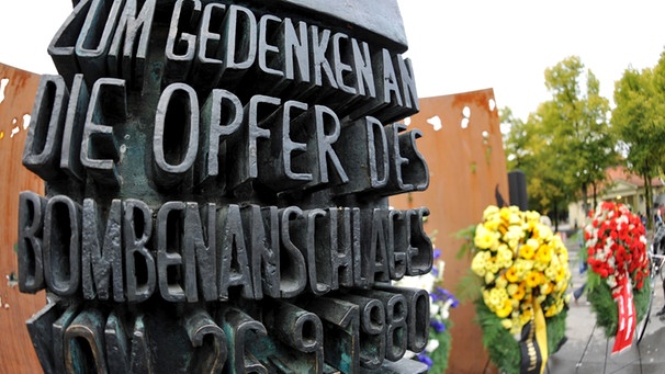 Kränze zum Gedenken zum 30. Jahrestag des Oktoberfest-Attentats stehen in München (Oberbayern) am Mahnmahl zum Oktoberfest-Attentat vom 26. September 1980 | Bild: picture-alliance/dpa