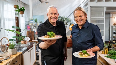 Hier präsentieren die beiden TV-Köche Alexander Herrmann und Björn Freitag eine echte bayerische Köstlichkeit bei "Einfach & köstlich": Kalbfleisch-Brezen-Pflanzerl mit Chilizwiebeln und Kräutersalat. | Bild: BR/2Bild/Daniel Bechthold