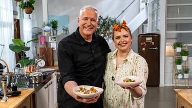 Alexander Herrmann und Sandra Hofer präsentieren bayerisches Ceviche mit Leche de Tigre, Cashewkernen und Knoblauchbrot. | Bild: BR/2Bild/Daniel Bechthold