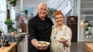 Alexander Herrmann und Sandra Hofer präsentieren bayerisches Ceviche mit Leche de Tigre, Cashewkernen und Knoblauchbrot. | Bild: BR/2Bild/Daniel Bechthold