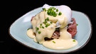 Die beiden Sterneköche Björn Freitag und Alexander Herrmann bereiten Eggs Benedict bzw. "Eggs Björn" bei "Einfach & köstlich" zu. | Bild: BR, 2Bild TV.Events & Media GmbH