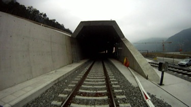 Einfahrt in den Tunnel | Bild: BR