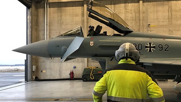 Ein Eurofighter-Kampfflugzeug der Luftwaffe in einem Hangar in Estland | Bild: Kilian Neuwert / BR