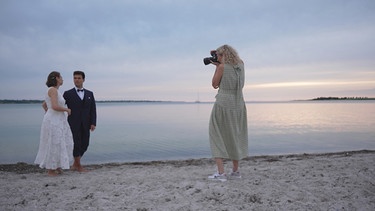 Fotoshooting am Strand mit Hochzeitspaar | Bild: NDR