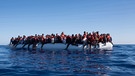 Flüchtlinge in Schlauchboot | Bild: BR