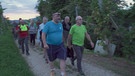 Bürgermeister mit Gemeindemitgliedern beim Wandern | Bild: BR