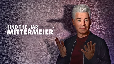 Michael Mittermeier neben dem Logo der Sendung "Find The Liar, Mittermeier" | Bild: BR/KME Studios/Klaus Einwanger