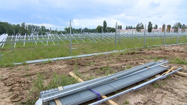 In Allersberg entsteht ein Photovoltaikanlage mit 4.300 Solarmodulen | Bild: BR