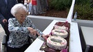 Ruth Weiss schneidet einen Kuchen an. | Bild: BR