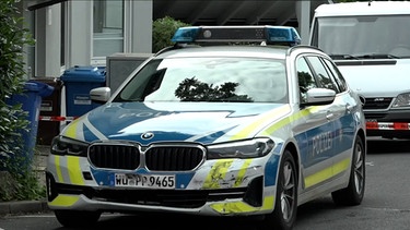 Dieses Polizeiauto wurde von Geldautomatensprengern bei der Flucht mit dem eigenen Wagen touchiert. | Bild: BR